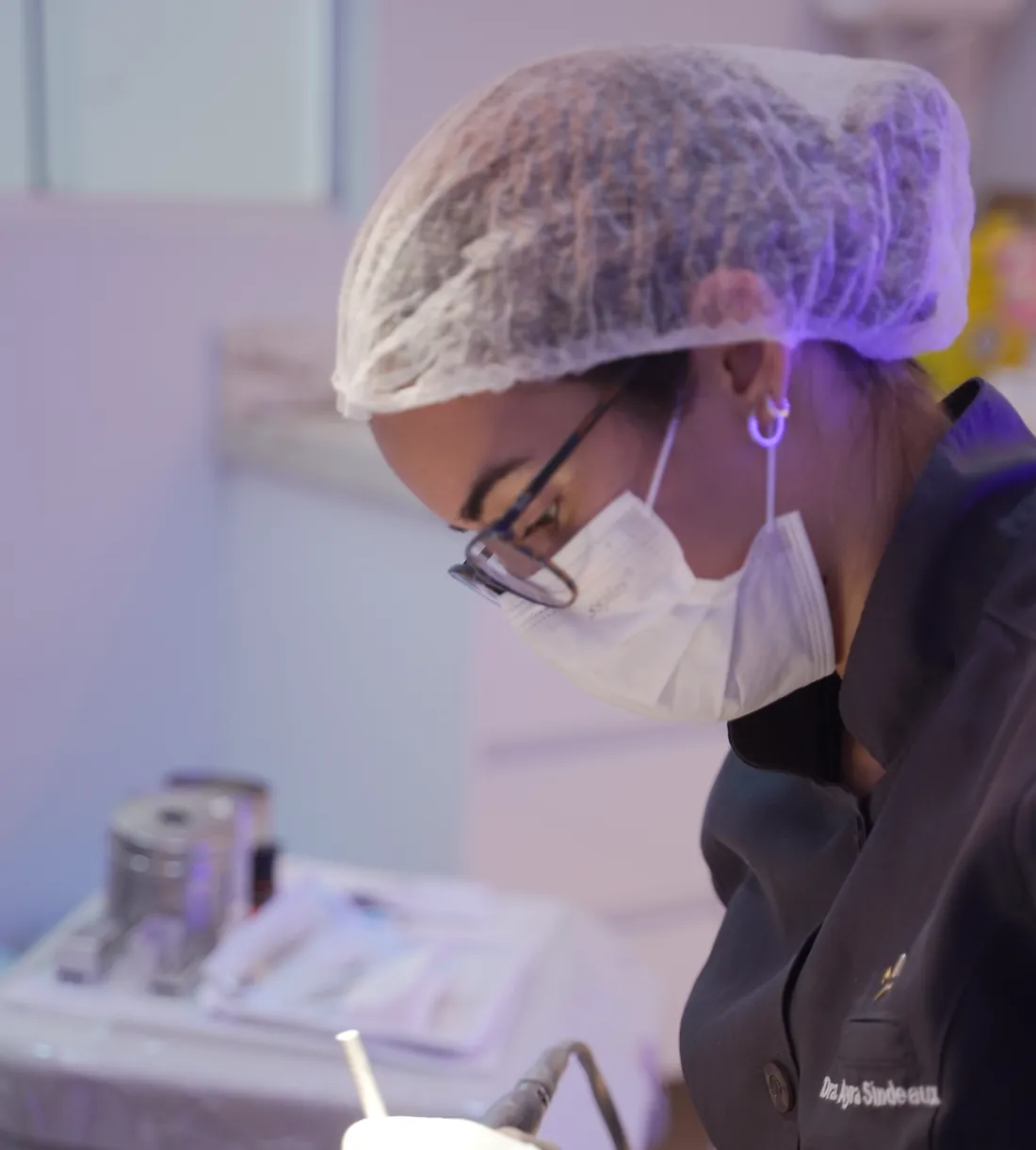 Dentista em atendimento na Oral Saúde