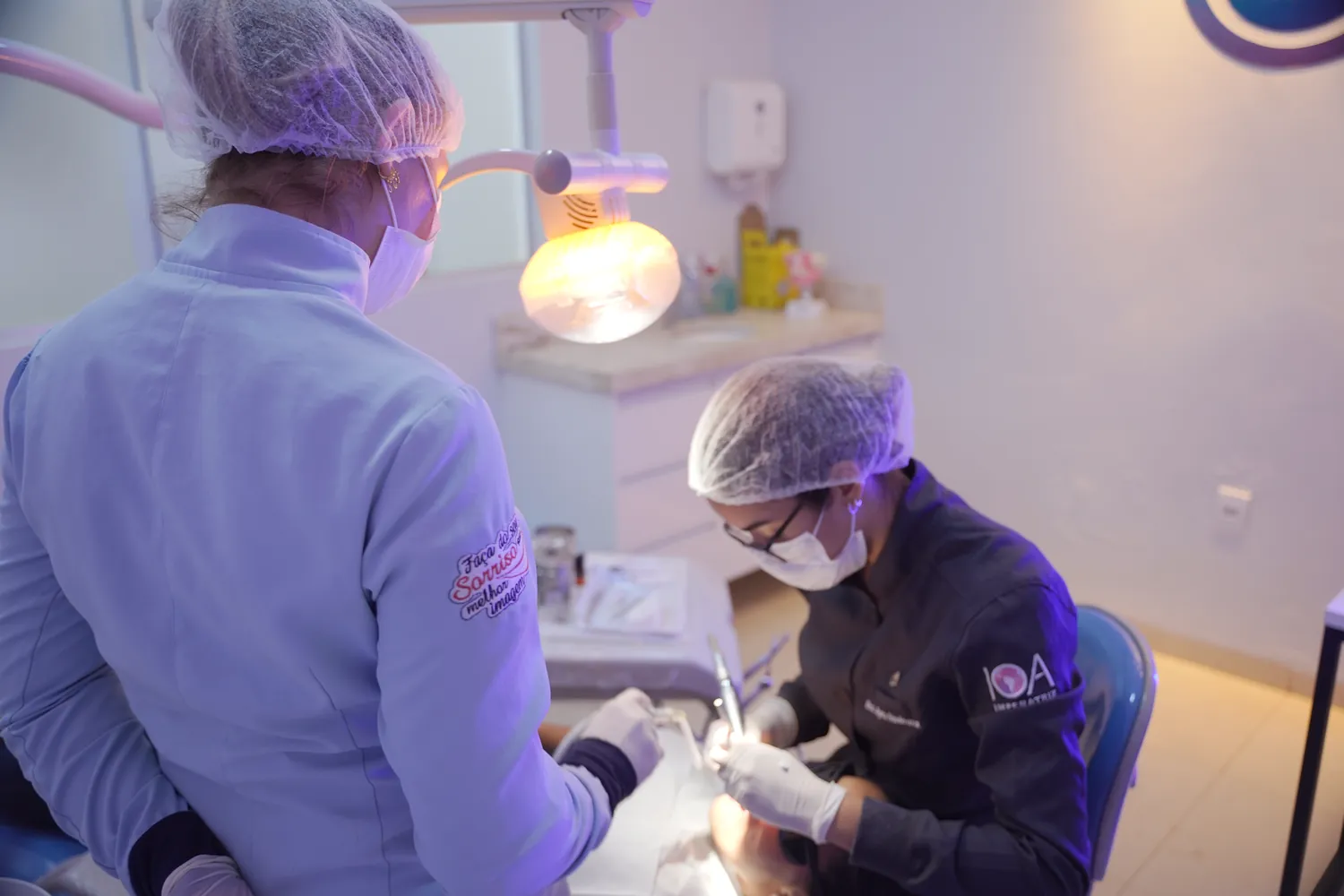Duas profissionais em consultório da Oral Saúde