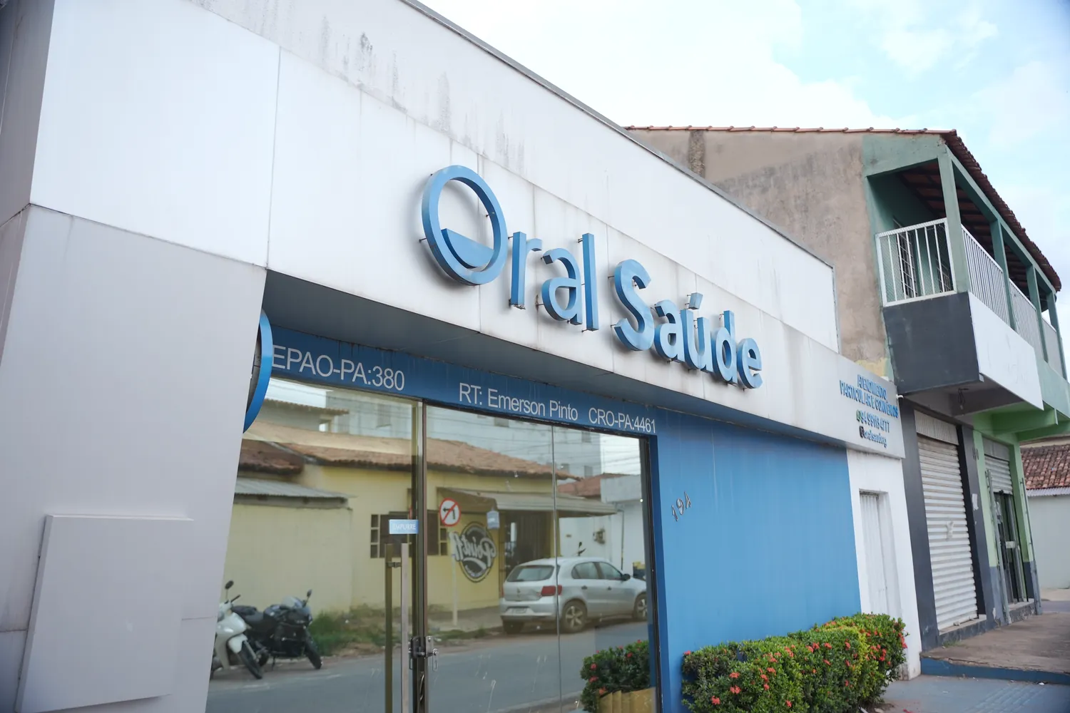 Fachada azul e branca da Oral Saúde