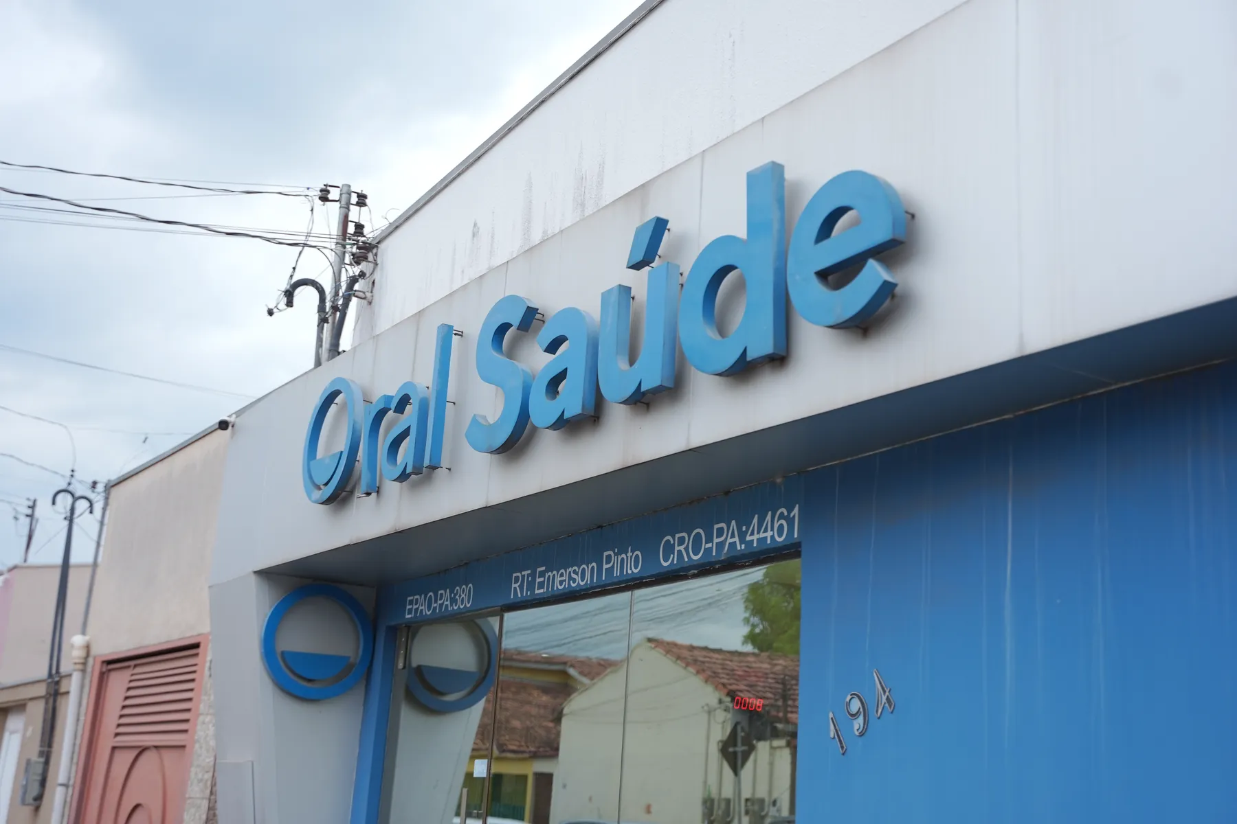 Letreiro azul da Oral Saúde na fachada da clínica
